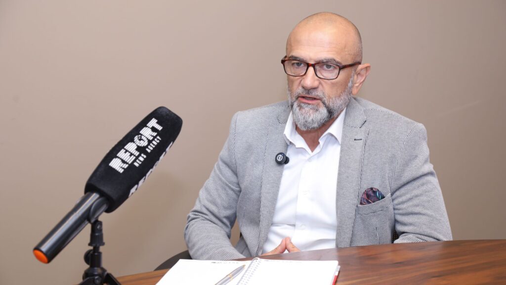 It is planned to start producing green hydrogen in Azerbaijan's Sumgayit Chemical Industrial Park in 2027-2028, Kalin Runtev, CEO of the Azerbaijani-Bulgarian joint venture Caspian Lubricants Recycling, head of the Bulgarian company Torec Engineering, told Report. “If the plant is launched in November-December this year, as planned, at the next stage, we will provide the production with green electricity, and then we will start producing green hydrogen. It will be used as fuel and as raw material for the production of base oils of the second group (hydrotreating, hydrotreating, distillate fraction, etc.). This will make us unique in the area from the South Caucasus to Pakistan - the nearest similar production is 3,000 km away,” Runtev noted. He added that pre-project work on hydrogen production will begin in 2026. The launch of the hydrogen plant and the start of production of Group II oils are expected in 2027-2028. "Green hydrogen will be produced by water electrolysis - using local resources. The company is currently negotiating with European and Chinese suppliers of electrolyzers. The final decision will be made by shareholders after the business plan is approved. Options for the participation of international partners are also being discussed, but no specific agreements have been announced yet," said the head of the joint venture. Runtev said that at the first stage, Caspian Lubricants Recycling plans to process up to 24,000 tons of waste oils per year - hazardous waste according to the classification of the Basel Convention. “The main product is Group I base oil, which has not previously been produced in Azerbaijan. The plant will be the first in the Caspian region to meet environmental standards adopted in preparation for the COP29 summit. It is planned to produce up to 18,000 tons of oils and 2,000-3,000 tons of bitumen (road, insulation, asphalt) from the processed waste,” the company’s CEO emphasized. One of the key principles of the project and the conditions for obtaining the status of a resident of the Sumgait Chemical Industrial Park is the use of exclusively local raw materials. According to Runtev, the plant will not import waste from abroad. Contracts have already been concluded with a number of car services and official car importers. Cooperation with government agencies, the Baku International Sea Port, and industrial enterprises is also being discussed. 2027-2028-ci illərdə Sumqayıt Kimya Sənaye Parkının ərazisində "yaşıl hidrogen” istehsalına başlanılması planlaşdırılır. Bunu “Report”a açıqlamasında Azərbaycan-Bolqarıstan birgə müəssisəsi olan “Caspian Lubricants Recycling”in baş direktoru, Bolqarıstanın “Torec Engineering” şirkətinin rəhbəri Kalin Runtev deyib. "Əgər zavodun işə salınması planlaşdırıldığı kimi bu ilin noyabr-dekabr aylarında baş tutarsa, növbəti mərhələdə "yaşıl enerji”nin istehsalını təmin edəcək, sonra isə "yaşıl hidrogen” istehsalına başlayacağıq. Bu enerji növü yanacaq kimi və ikinci qrup baza yağlarının istehsalı üçün xammal kimi (hidrotəmizləmə, distillat fraksiyası və s.) istifadə olunacaq. Bu, bizi Cənubi Qafqazdan Pakistana qədər olan məkanda unikal edəcək - ən yaxın analoji istehsal 3 000 km məsafədə yerləşir", - K.Runtev qeyd edib. Onun sözlərinə görə, hidrogen istehsalı üzrə layihəqabağı işlərə 2026-cı ildə başlanılacaq. Hidrogen qurğusunun işə salınması və II qrup yağların istehsalı 2027-2028-ci illərdə gözlənilir. "Yaşıl hidrogen” suyun elektrolizi metodu ilə istehsal ediləcək və yerli resurslardan istifadə olunacaq. Hazırda şirkət Avropa və Çindən olan elektroliz qurğularının tədarükçüləri ilə danışıqlar aparır. Səhmdarlar yekun qərarı biznes planı təsdiqləndikdən sonra qəbul edəcəklər. Beynəlxalq tərəfdaşların iştirakı variantları da müzakirə olunur, lakin hələlik konkret razılaşmalar açıqlanmır", - birgə müəssisənin rəhbəri bildirib. На территории Сумгайытского химико-промышленного парка в 2027-2028 годах планируется начать производство “зеленого” водорода. Об этом сообщил Report генеральный директор азербайджано-болгарского совместного предприятия Caspian Lubricants Recycling, глава болгарской компании Torec Engineering Калин Рунтев. “Если запуск завода состоится в ноябре-декабре этого года, как планируется, на следующем этапе мы обеспечим производство “зеленой” электроэнергией, а затем приступим к выпуску “зеленого” водорода. Он будет использоваться как топливо и как сырье для производства базовых масел второй группы (гидроочистка, гидротрейтинг, дистиллятная фракция и др.). Это сделает нас уникальными на пространстве от Южного Кавказа до Пакистана - ближайшее аналогичное производство находится в 3000 км”, - отметил К. Рунтев. По его словам, предпроектные работы по производству водорода начнутся в 2026 году. Запуск водородной установки и начало выпуска масел группы II ожидается в 2027-2028 годах. “Зеленый” водород будет производиться методом электролиза воды - с использованием местных ресурсов. Сейчас компания ведет переговоры с европейскими и китайскими поставщиками электролизеров. Окончательное решение будет принято акционерами после утверждения бизнес-плана. Обсуждаются также варианты участия международных партнеров, однако пока конкретных соглашений не озвучивается", - сказал глава СП. К. Рунтев сообщил, что на первом этапе Caspian Lubricants Recycling планирует перерабатывать до 24 тыс. тонн отработанных масел в год - опасных отходов по классификации Базельской конвенции. “Основной продукт - базовое масло первой группы, ранее не производившееся в Азербайджане. Завод станет первым в Каспийском регионе, соответствующим экологическим стандартам, принятым в рамках подготовки к саммиту COP29. Из переработанных отходов планируется выпускать до 18 тыс. тонн масел и 2–3 тыс. тонн битума (дорожного, изоляционного, асфальтного)”, - подчеркнул гендиректор компании. Один из ключевых принципов проекта и условия получения статуса резидента Сумгайытского химико-промышленного парка - использование исключительно местного сырья. По словам К. Рунтева, завод не будет ввозить отходы из-за рубежа. Уже заключены контракты с рядом автосервисов и официальными импортерами автомобилей. Также обсуждается сотрудничество с государственными структурами, Бакинским международным морским портом и промышленными предприятиями.