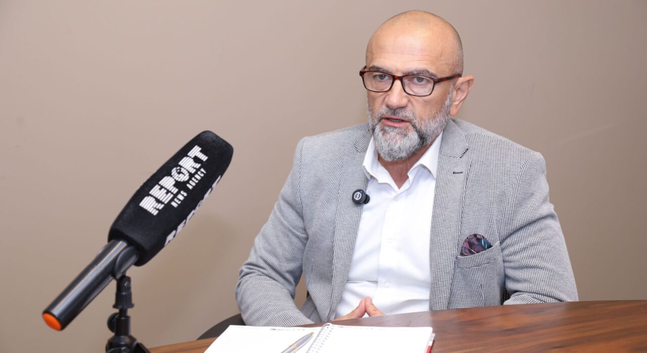 It is planned to start producing green hydrogen in Azerbaijan's Sumgayit Chemical Industrial Park in 2027-2028, Kalin Runtev, CEO of the Azerbaijani-Bulgarian joint venture Caspian Lubricants Recycling, head of the Bulgarian company Torec Engineering, told Report. “If the plant is launched in November-December this year, as planned, at the next stage, we will provide the production with green electricity, and then we will start producing green hydrogen. It will be used as fuel and as raw material for the production of base oils of the second group (hydrotreating, hydrotreating, distillate fraction, etc.). This will make us unique in the area from the South Caucasus to Pakistan - the nearest similar production is 3,000 km away,” Runtev noted. He added that pre-project work on hydrogen production will begin in 2026. The launch of the hydrogen plant and the start of production of Group II oils are expected in 2027-2028. "Green hydrogen will be produced by water electrolysis - using local resources. The company is currently negotiating with European and Chinese suppliers of electrolyzers. The final decision will be made by shareholders after the business plan is approved. Options for the participation of international partners are also being discussed, but no specific agreements have been announced yet," said the head of the joint venture. Runtev said that at the first stage, Caspian Lubricants Recycling plans to process up to 24,000 tons of waste oils per year - hazardous waste according to the classification of the Basel Convention. “The main product is Group I base oil, which has not previously been produced in Azerbaijan. The plant will be the first in the Caspian region to meet environmental standards adopted in preparation for the COP29 summit. It is planned to produce up to 18,000 tons of oils and 2,000-3,000 tons of bitumen (road, insulation, asphalt) from the processed waste,” the company’s CEO emphasized. One of the key principles of the project and the conditions for obtaining the status of a resident of the Sumgait Chemical Industrial Park is the use of exclusively local raw materials. According to Runtev, the plant will not import waste from abroad. Contracts have already been concluded with a number of car services and official car importers. Cooperation with government agencies, the Baku International Sea Port, and industrial enterprises is also being discussed. 2027-2028-ci illərdə Sumqayıt Kimya Sənaye Parkının ərazisində "yaşıl hidrogen” istehsalına başlanılması planlaşdırılır. Bunu “Report”a açıqlamasında Azərbaycan-Bolqarıstan birgə müəssisəsi olan “Caspian Lubricants Recycling”in baş direktoru, Bolqarıstanın “Torec Engineering” şirkətinin rəhbəri Kalin Runtev deyib. "Əgər zavodun işə salınması planlaşdırıldığı kimi bu ilin noyabr-dekabr aylarında baş tutarsa, növbəti mərhələdə "yaşıl enerji”nin istehsalını təmin edəcək, sonra isə "yaşıl hidrogen” istehsalına başlayacağıq. Bu enerji növü yanacaq kimi və ikinci qrup baza yağlarının istehsalı üçün xammal kimi (hidrotəmizləmə, distillat fraksiyası və s.) istifadə olunacaq. Bu, bizi Cənubi Qafqazdan Pakistana qədər olan məkanda unikal edəcək - ən yaxın analoji istehsal 3 000 km məsafədə yerləşir", - K.Runtev qeyd edib. Onun sözlərinə görə, hidrogen istehsalı üzrə layihəqabağı işlərə 2026-cı ildə başlanılacaq. Hidrogen qurğusunun işə salınması və II qrup yağların istehsalı 2027-2028-ci illərdə gözlənilir. "Yaşıl hidrogen” suyun elektrolizi metodu ilə istehsal ediləcək və yerli resurslardan istifadə olunacaq. Hazırda şirkət Avropa və Çindən olan elektroliz qurğularının tədarükçüləri ilə danışıqlar aparır. Səhmdarlar yekun qərarı biznes planı təsdiqləndikdən sonra qəbul edəcəklər. Beynəlxalq tərəfdaşların iştirakı variantları da müzakirə olunur, lakin hələlik konkret razılaşmalar açıqlanmır", - birgə müəssisənin rəhbəri bildirib. На территории Сумгайытского химико-промышленного парка в 2027-2028 годах планируется начать производство “зеленого” водорода. Об этом сообщил Report генеральный директор азербайджано-болгарского совместного предприятия Caspian Lubricants Recycling, глава болгарской компании Torec Engineering Калин Рунтев. “Если запуск завода состоится в ноябре-декабре этого года, как планируется, на следующем этапе мы обеспечим производство “зеленой” электроэнергией, а затем приступим к выпуску “зеленого” водорода. Он будет использоваться как топливо и как сырье для производства базовых масел второй группы (гидроочистка, гидротрейтинг, дистиллятная фракция и др.). Это сделает нас уникальными на пространстве от Южного Кавказа до Пакистана - ближайшее аналогичное производство находится в 3000 км”, - отметил К. Рунтев. По его словам, предпроектные работы по производству водорода начнутся в 2026 году. Запуск водородной установки и начало выпуска масел группы II ожидается в 2027-2028 годах. “Зеленый” водород будет производиться методом электролиза воды - с использованием местных ресурсов. Сейчас компания ведет переговоры с европейскими и китайскими поставщиками электролизеров. Окончательное решение будет принято акционерами после утверждения бизнес-плана. Обсуждаются также варианты участия международных партнеров, однако пока конкретных соглашений не озвучивается", - сказал глава СП. К. Рунтев сообщил, что на первом этапе Caspian Lubricants Recycling планирует перерабатывать до 24 тыс. тонн отработанных масел в год - опасных отходов по классификации Базельской конвенции. “Основной продукт - базовое масло первой группы, ранее не производившееся в Азербайджане. Завод станет первым в Каспийском регионе, соответствующим экологическим стандартам, принятым в рамках подготовки к саммиту COP29. Из переработанных отходов планируется выпускать до 18 тыс. тонн масел и 2–3 тыс. тонн битума (дорожного, изоляционного, асфальтного)”, - подчеркнул гендиректор компании. Один из ключевых принципов проекта и условия получения статуса резидента Сумгайытского химико-промышленного парка - использование исключительно местного сырья. По словам К. Рунтева, завод не будет ввозить отходы из-за рубежа. Уже заключены контракты с рядом автосервисов и официальными импортерами автомобилей. Также обсуждается сотрудничество с государственными структурами, Бакинским международным морским портом и промышленными предприятиями.