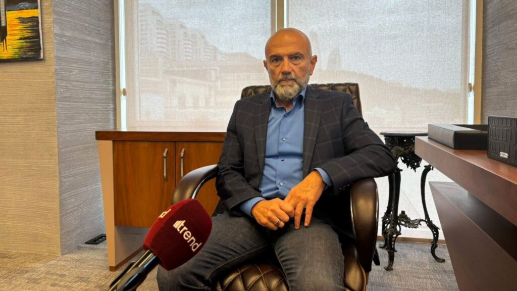 «Caspian Lubricants Recycling» şirkətinin tullantı yağların emalı üzrə ilk zavod ölkədə strateji xammal – birinci qrup baza yağı istehsal edəcək, gələcəkdə isə məhsulun 70 faizədək hissəsinin ixraca yönəldilməsi planlaşdırılır. «Trend.Az»-a müsahibəsində Azərbaycan-Bolqarıstan birgə müəssisəsinin baş direktoru Kalin Runtev bildirib ki hazırda istifadə olunmuş yağlarının emalı üzrə zavodun tikinti mərhələsindədir. «Bu, ekoloji layihədir və onun çərçivəsində Bazel Konvensiyasına əsasən təhlükəli sayılan və ətraf mühitə böyük ziyan vuran tullantılar emal olunacaq. Bizim üçün ilk mərhələ – Sumqayıt Sənaye Parkında tullantı yağların emalı və ilk baza yağının istehsalıdır. Zavod Xəzər regionunda ilk belə müəssisə olacaq». Kalin Runtevin sözlərinə görə, şirkət ilk dəfə olaraq Avropa sisteminin bir hissəsinə çevriləcək və bu sistem COP29-da qəbul olunan qərarları – dairəvi iqtisadiyyat, tullantıların emalı və davamlı inkişaf sahəsindəki yanaşmaları özündə birləşdirir. «Biz qlobal tədarükçü olmağa hədəflənmişik və potensial bazarlar kimi Türkiyə və Avropanı görürük. Məhsulun minimum 60–70 faizini ixraca yönəltməyi planlaşdırırıq. Baza yağları beynəlxalq bazarlarda kotirovka olunan birja məhsuludur. Burada indiyədək oxşar layihələr həyata keçirilməyib». Baş direktor qeyd edib ki, Azərbaycanın ildə 150 min tondan çox baza yağına ehtiyacını nəzərə alaraq müəssisə bütün daxili bazarı təmin etməyi və yerli istehsalçılara daha yaxşı şərtlər təklif etməyi qarşısına məqsəd qoyur. Baza yağları olmadan nə sənaye, nə avtomobil, nə də texniki yağların istehsalı mümkündür. Zavod hazırda diqqətdən kənarda qalan və ətraf mühitə zərər vuran tullantılardan Azərbaycanda məhsul istehsal edəcək. «Şirkət üçün önəmli olan sürət yox, nəticədir. Şirkət qısamüddətli deyil, uzunmüddətli əməkdaşlığa hazır olan tərəfdaş axtarır, investisiyanın iki günə qaytarılmasını tələb edən yox». Azerbaijan’s inaugural waste oil processing facility, «Caspian Lubricants Recycling», will generate a pivotal product — Group I base oil — domestically. The initiative aims to leverage its output by channeling up to 70 percent towards export markets. In an interview with «Trend.Az», Kalin Runtev — CEO of the Azerbaijan–Bulgaria joint venture «Caspian Lubricants Recycling» stated that waste oil processing plant is currently at the construction phase. «This is an environmental project that will process waste classified under the Basel Convention as hazardous and causing significant environmental damage. The first stage for us is oil processing and the production of the first base oil in the Sumgait Industrial Park. The plant will be the first in the Caspian region». According to Kalin Runtev, for the first time, the organization will integrate into a European framework based on resolutions established at COP29, encompassing aspects such as the circular economy, waste reclamation, and sustainable progression. «Our strategic vision is to establish ourselves as a global supplier, with Turkey and Europe identified as key target markets for expansion. Our strategic objective is to export at least 60-70 percent of our output. Base oil operates as a tradable commodity within the global marketplace». The CEO underscored that, in light of Azerbaijan's substantial annual consumption exceeding 150,000 tons of base oil, the enterprise aims to fully supply the domestic sector by providing optimal conditions for local manufacturers. The absence of base oil renders the synthesis of industrial, automotive, and technical lubricants unfeasible. The facility will engage in the production of the commodity in Azerbaijan utilizing repurposed waste materials, which are presently overlooked and detrimental to ecological sustainability. «The organization emphasizes outcomes as the primary metric, superseding the velocity of execution. The organization is actively pursuing strategic alliances with entities prepared to engage in sustained collaboration, eschewing unrealistic expectations of immediate ROI». Завод «Caspian Lubricants Recycling» станет первым в Азербайджане по переработке отработанных масел и создаст в стране стратегическое сырьё — базовое масло первой группы, 70% которого в дальнейшем проект планирует экспортировать. В интервью «Trend.Az» Калин Рунтев — генеральный директор азербайджано‑болгарского совместного предприятия «Caspian Lubricants Recycling» сообщил, что сейчас компания находится на этапе строительства завода по переработке отработанных масел. «Это экологический проект, в рамках которого будут перерабатываться отходы, классифицируемые по Базельской конвенции как опасные и наносящие огромный ущерб окружающей среде. Первый этап для нас — переработка масла и выпуск первого базового масла, произведённого в Сумгаитском промышленном парке. Завод станет первым в Каспийском регионе». Калин Рунтев подчеркнул, что компания впервые станет частью европейской системы, которая опирается на решения, принятые в том числе на COP29 — в области возобновляемой экономики, переработки отходов и устойчивого развития. «Мы рассчитываем стать глобальным поставщиком: потенциальными рынками видим Турцию и Европу. Минимум 60–70% продукции планируем направлять на экспорт. Базовое масло — это биржевой продукт, котируемый на международных рынках. Подобных проектов здесь ещё не осуществляли». По его словам, с учётом потребности Азербайджана в более чем 150 тысяч тонн базового масла ежегодно предприятие намерено занять весь внутренний рынок, предложив местным производителям лучшие условия. Без базового масла невозможно производство ни индустриального, ни автомобильного, ни технического масел. Завод будет выпускать продукт в Азербайджане из перерабатываемых отходов, которые сегодня игнорируются и наносят ущерб окружающей среде. «Для компании важен, прежде всего, результат, а не скорость. Компания ищет партнёров, готовых работать вдолгую, а не требовать возврата инвестиций через два дня».