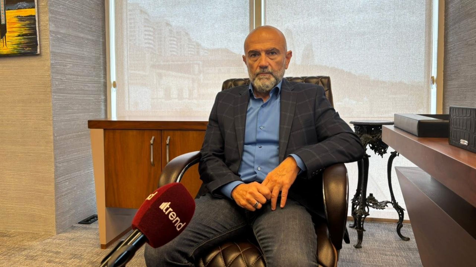 «Caspian Lubricants Recycling» şirkətinin tullantı yağların emalı üzrə ilk zavod ölkədə strateji xammal – birinci qrup baza yağı istehsal edəcək, gələcəkdə isə məhsulun 70 faizədək hissəsinin ixraca yönəldilməsi planlaşdırılır. «Trend.Az»-a müsahibəsində Azərbaycan-Bolqarıstan birgə müəssisəsinin baş direktoru Kalin Runtev bildirib ki hazırda istifadə olunmuş yağlarının emalı üzrə zavodun tikinti mərhələsindədir. «Bu, ekoloji layihədir və onun çərçivəsində Bazel Konvensiyasına əsasən təhlükəli sayılan və ətraf mühitə böyük ziyan vuran tullantılar emal olunacaq. Bizim üçün ilk mərhələ – Sumqayıt Sənaye Parkında tullantı yağların emalı və ilk baza yağının istehsalıdır. Zavod Xəzər regionunda ilk belə müəssisə olacaq». Kalin Runtevin sözlərinə görə, şirkət ilk dəfə olaraq Avropa sisteminin bir hissəsinə çevriləcək və bu sistem COP29-da qəbul olunan qərarları – dairəvi iqtisadiyyat, tullantıların emalı və davamlı inkişaf sahəsindəki yanaşmaları özündə birləşdirir. «Biz qlobal tədarükçü olmağa hədəflənmişik və potensial bazarlar kimi Türkiyə və Avropanı görürük. Məhsulun minimum 60–70 faizini ixraca yönəltməyi planlaşdırırıq. Baza yağları beynəlxalq bazarlarda kotirovka olunan birja məhsuludur. Burada indiyədək oxşar layihələr həyata keçirilməyib». Baş direktor qeyd edib ki, Azərbaycanın ildə 150 min tondan çox baza yağına ehtiyacını nəzərə alaraq müəssisə bütün daxili bazarı təmin etməyi və yerli istehsalçılara daha yaxşı şərtlər təklif etməyi qarşısına məqsəd qoyur. Baza yağları olmadan nə sənaye, nə avtomobil, nə də texniki yağların istehsalı mümkündür. Zavod hazırda diqqətdən kənarda qalan və ətraf mühitə zərər vuran tullantılardan Azərbaycanda məhsul istehsal edəcək. «Şirkət üçün önəmli olan sürət yox, nəticədir. Şirkət qısamüddətli deyil, uzunmüddətli əməkdaşlığa hazır olan tərəfdaş axtarır, investisiyanın iki günə qaytarılmasını tələb edən yox». Azerbaijan’s inaugural waste oil processing facility, «Caspian Lubricants Recycling», will generate a pivotal product — Group I base oil — domestically. The initiative aims to leverage its output by channeling up to 70 percent towards export markets. In an interview with «Trend.Az», Kalin Runtev — CEO of the Azerbaijan–Bulgaria joint venture «Caspian Lubricants Recycling» stated that waste oil processing plant is currently at the construction phase. «This is an environmental project that will process waste classified under the Basel Convention as hazardous and causing significant environmental damage. The first stage for us is oil processing and the production of the first base oil in the Sumgait Industrial Park. The plant will be the first in the Caspian region». According to Kalin Runtev, for the first time, the organization will integrate into a European framework based on resolutions established at COP29, encompassing aspects such as the circular economy, waste reclamation, and sustainable progression. «Our strategic vision is to establish ourselves as a global supplier, with Turkey and Europe identified as key target markets for expansion. Our strategic objective is to export at least 60-70 percent of our output. Base oil operates as a tradable commodity within the global marketplace». The CEO underscored that, in light of Azerbaijan's substantial annual consumption exceeding 150,000 tons of base oil, the enterprise aims to fully supply the domestic sector by providing optimal conditions for local manufacturers. The absence of base oil renders the synthesis of industrial, automotive, and technical lubricants unfeasible. The facility will engage in the production of the commodity in Azerbaijan utilizing repurposed waste materials, which are presently overlooked and detrimental to ecological sustainability. «The organization emphasizes outcomes as the primary metric, superseding the velocity of execution. The organization is actively pursuing strategic alliances with entities prepared to engage in sustained collaboration, eschewing unrealistic expectations of immediate ROI». Завод «Caspian Lubricants Recycling» станет первым в Азербайджане по переработке отработанных масел и создаст в стране стратегическое сырьё — базовое масло первой группы, 70% которого в дальнейшем проект планирует экспортировать. В интервью «Trend.Az» Калин Рунтев — генеральный директор азербайджано‑болгарского совместного предприятия «Caspian Lubricants Recycling» сообщил, что сейчас компания находится на этапе строительства завода по переработке отработанных масел. «Это экологический проект, в рамках которого будут перерабатываться отходы, классифицируемые по Базельской конвенции как опасные и наносящие огромный ущерб окружающей среде. Первый этап для нас — переработка масла и выпуск первого базового масла, произведённого в Сумгаитском промышленном парке. Завод станет первым в Каспийском регионе». Калин Рунтев подчеркнул, что компания впервые станет частью европейской системы, которая опирается на решения, принятые в том числе на COP29 — в области возобновляемой экономики, переработки отходов и устойчивого развития. «Мы рассчитываем стать глобальным поставщиком: потенциальными рынками видим Турцию и Европу. Минимум 60–70% продукции планируем направлять на экспорт. Базовое масло — это биржевой продукт, котируемый на международных рынках. Подобных проектов здесь ещё не осуществляли». По его словам, с учётом потребности Азербайджана в более чем 150 тысяч тонн базового масла ежегодно предприятие намерено занять весь внутренний рынок, предложив местным производителям лучшие условия. Без базового масла невозможно производство ни индустриального, ни автомобильного, ни технического масел. Завод будет выпускать продукт в Азербайджане из перерабатываемых отходов, которые сегодня игнорируются и наносят ущерб окружающей среде. «Для компании важен, прежде всего, результат, а не скорость. Компания ищет партнёров, готовых работать вдолгую, а не требовать возврата инвестиций через два дня».